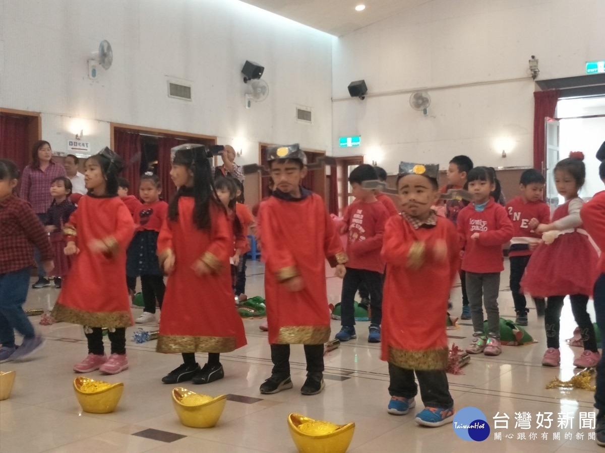 彰化市公所發放春節敬老年金,探索幼兒園建國園小朋友精彩表演。圖/記者鄧富珍攝