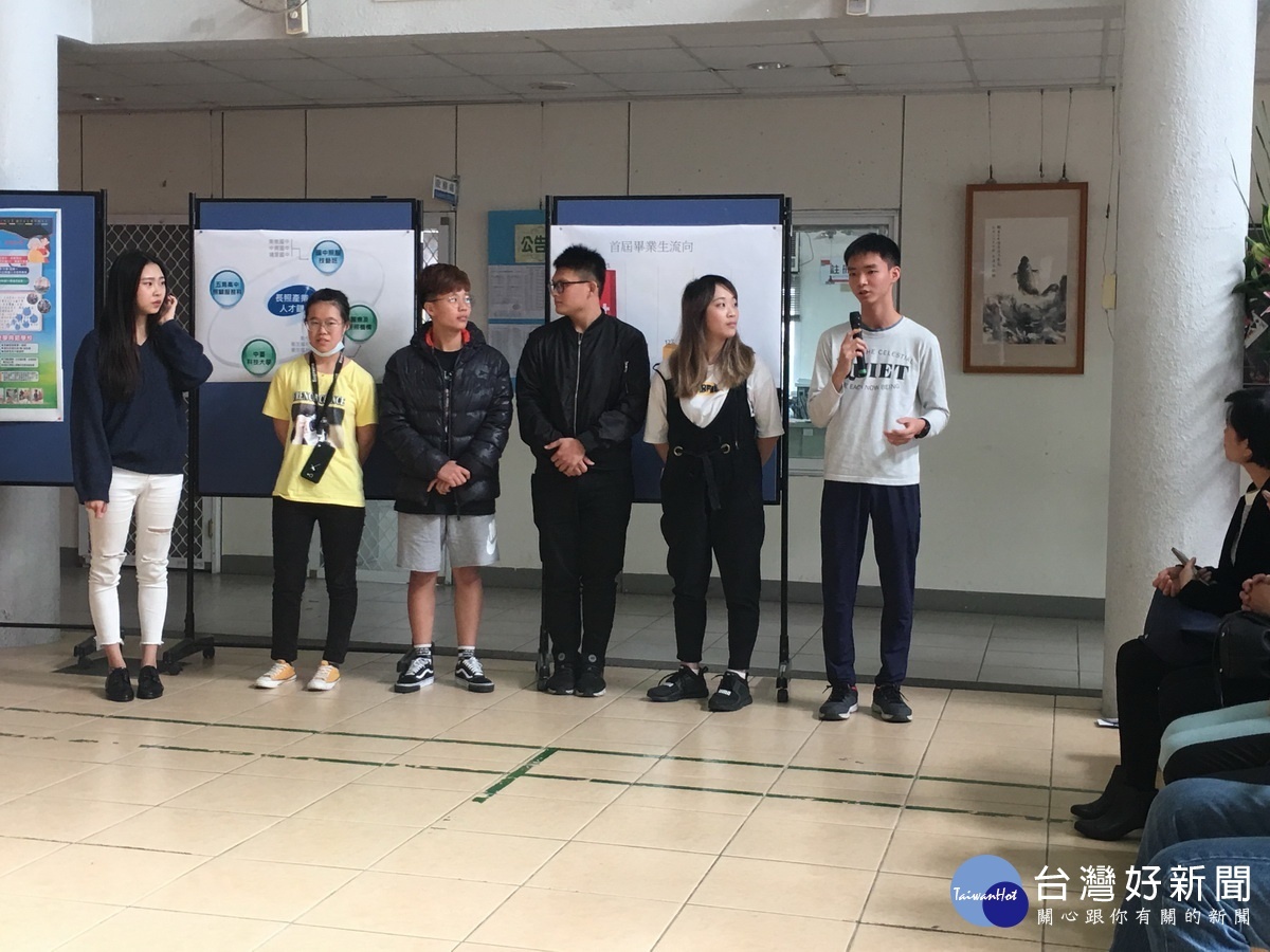 五育照服科畢業生返校分享經驗。(記者扶小萍攝)