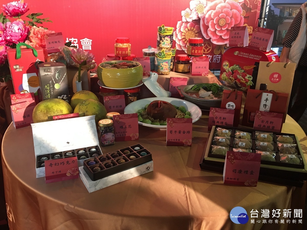 多家伴手禮業展示產品,非常吸睛。(記者扶小萍攝)