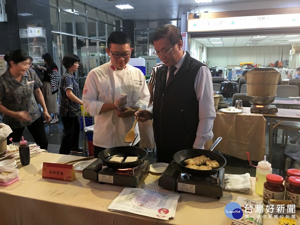 林明溱現場操作煎菜頭粿。(記者扶小萍攝)