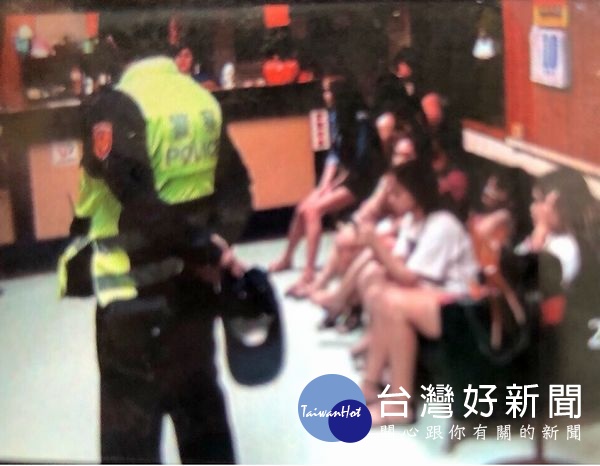 北港警方執行封鄉緝毒專案,查獲以觀光入臺非法打工的越南籍2男5女,涉嫌坐檯陪酒及非法打工,訊後轉送專勤隊收容。(記者陳昭宗拍攝)