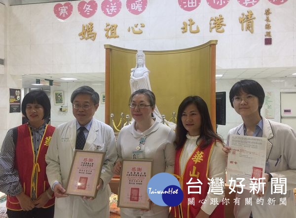 北港媽祖醫院員工自主發起募集善款活動,獲得北港、宗聖扶輪社、北港獅子會及農會等單位響應,購買40萬元的民生物資捐贈給弱勢鄉親。(記者陳昭宗拍攝)