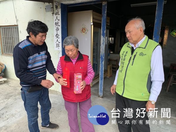 台塑企業暨慶寶公益信託春節低收入戶關懷活動開跑，由麥管部副總陳文仰等發送禮金及禮品，讓弱勢鄉親能享受年節歡愉。（記者陳昭宗拍攝）