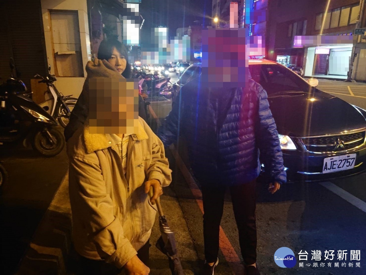 老翁無法順利回應警方問題，並揮動手中拐杖作勢抵抗，經過一番努力，員警順利送老翁回家。