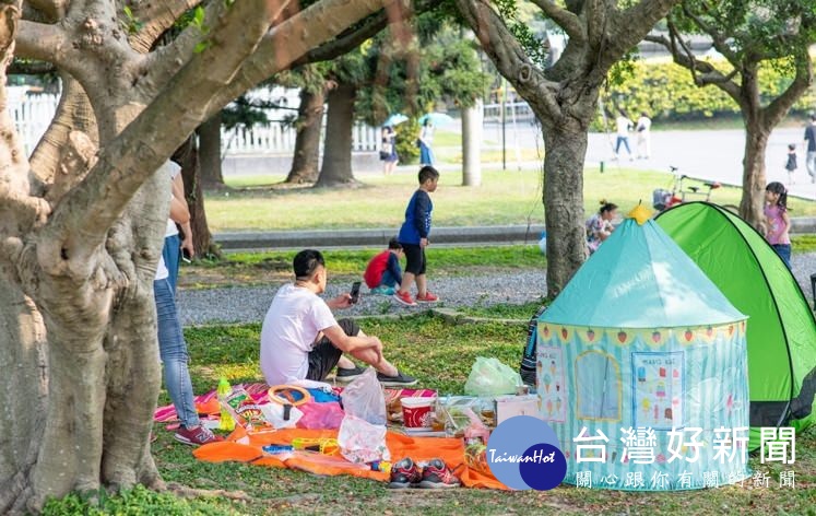 民眾可以在園區野餐欣賞風景及觀賞飛機降落（圖／台北市公園處提供）