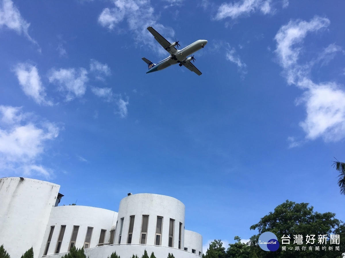 在園區可近距離看到飛機從頭上飛過(圖/台北市公園處提供)