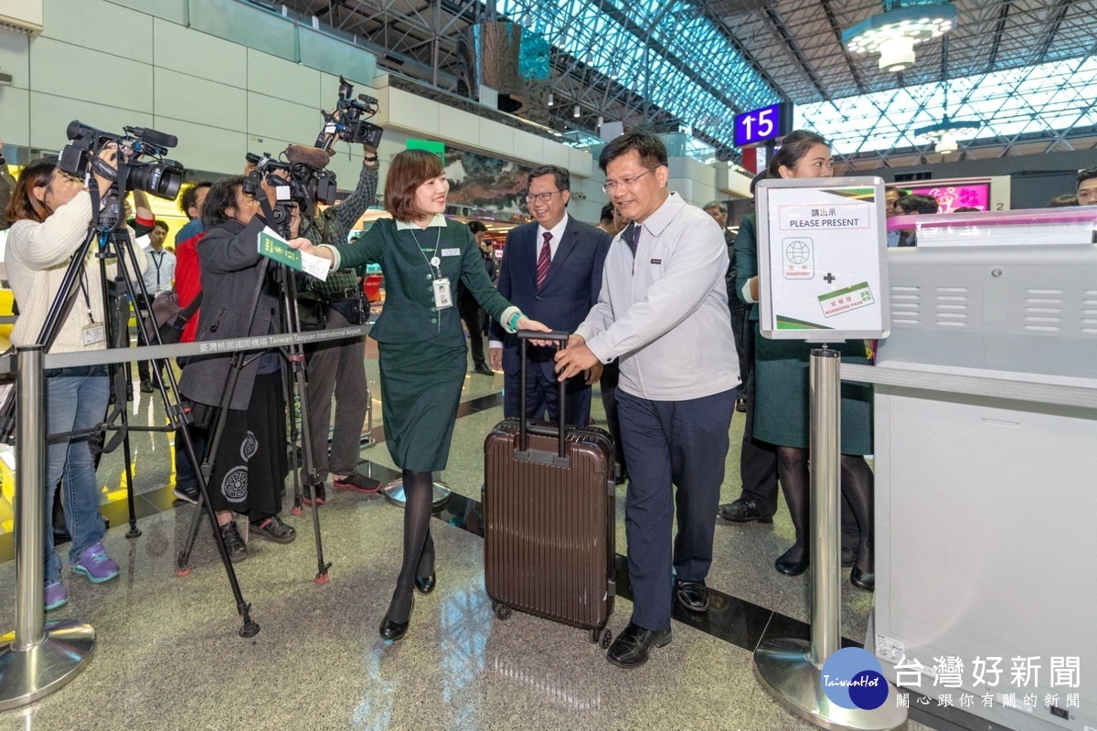 交通部長林佳龍體驗桃園機場行李通關及搭機流程。