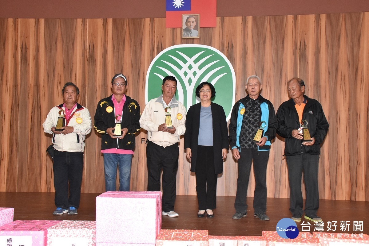 彰化縣長王惠美與接受表揚的模範農民合照。