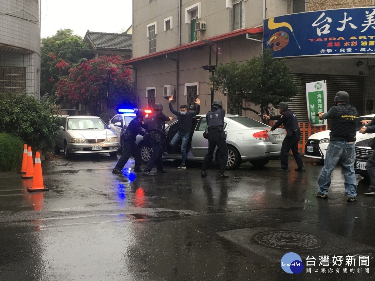 另名逃走的也就逮,防搶演練順利完成。(記者扶小萍攝)