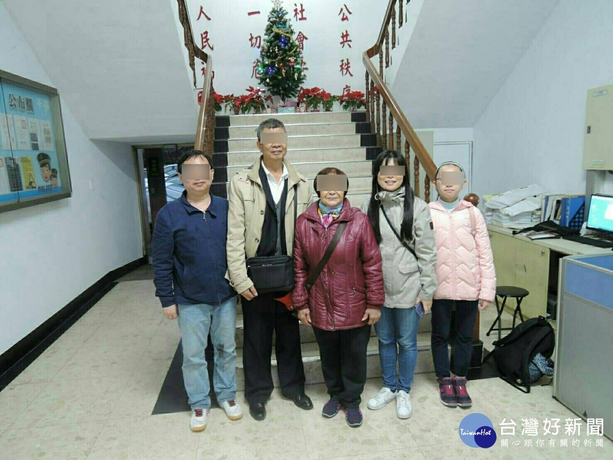 大陸廣州市付(傅簡體字)姓一家三代四口，感謝台灣警方的熱心相助，完成跨海尋親的心願。