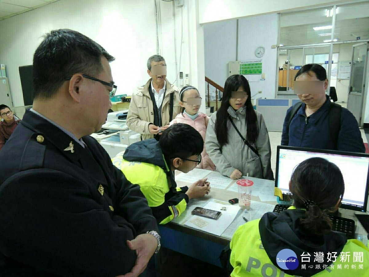 大陸廣州市付(傅簡體字)姓一家三代四口,感謝台灣警方的熱心相助,完成跨海尋親的心願。