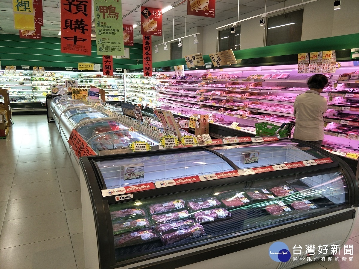 衛生局抽驗大賣場年節食品。圖/記者鄧富珍攝