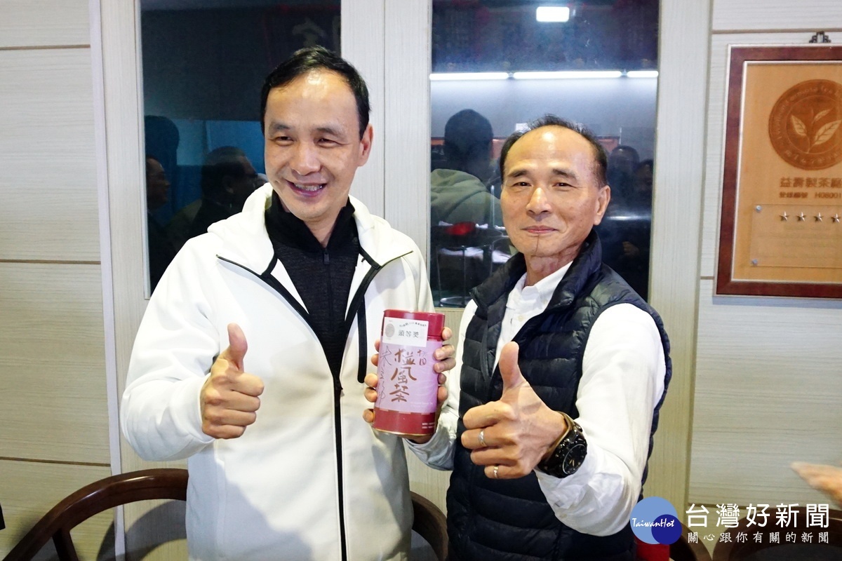 前新北市長朱立倫到龜山訪老友，為他當桃園縣長時命名生的「桃園椪風茶」簽名。