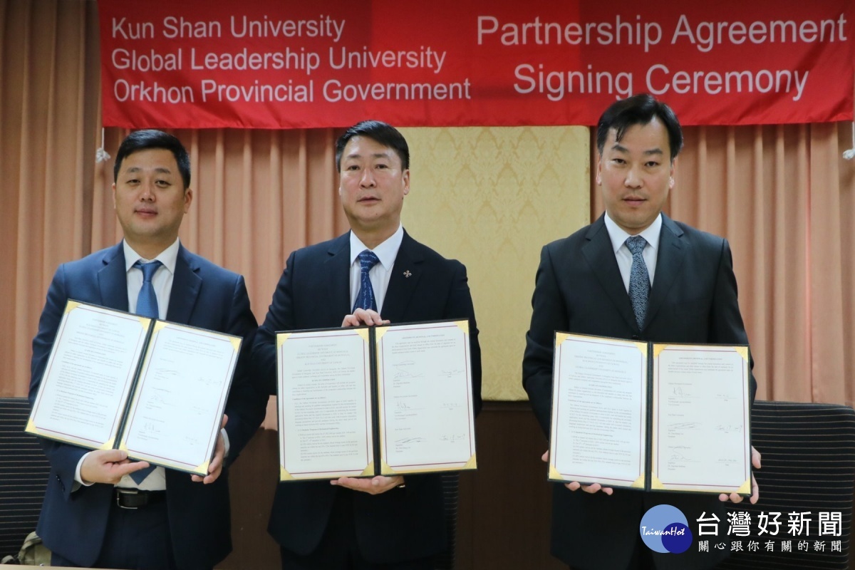 李天祥校長(右)與蒙古全球領袖大學、蒙古省科技大學代表簽署合作備忘錄。