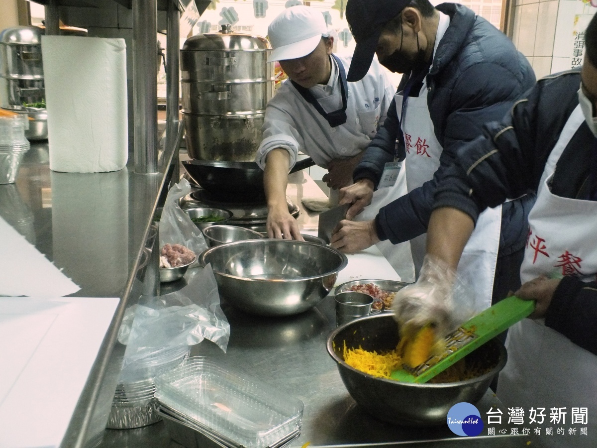 永平工商學生協助更生人製作菜餚。