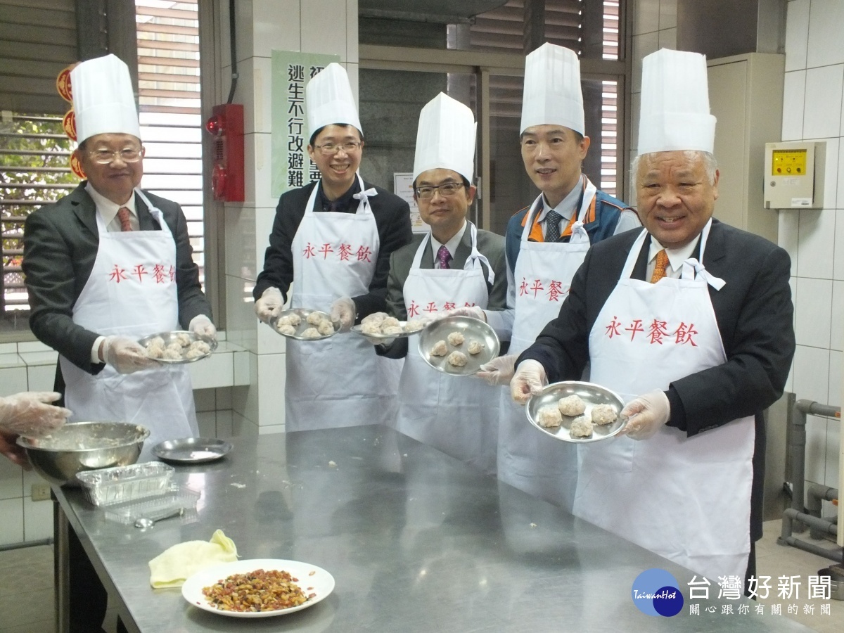 (左起)桃園地檢署檢察長彭坤業、主任檢察官邱文中、犯保協會桃園分會主委黃正和、榮觀協進會理事長高全發、更生保護會桃園分會主委朱仁才皆到場參與製作。