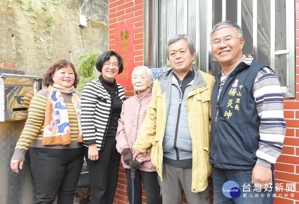 寒冬送愛 春節慰問系列活動,慰問百歲長者,縣長王惠美親自幫長輩貼春聯並合影。