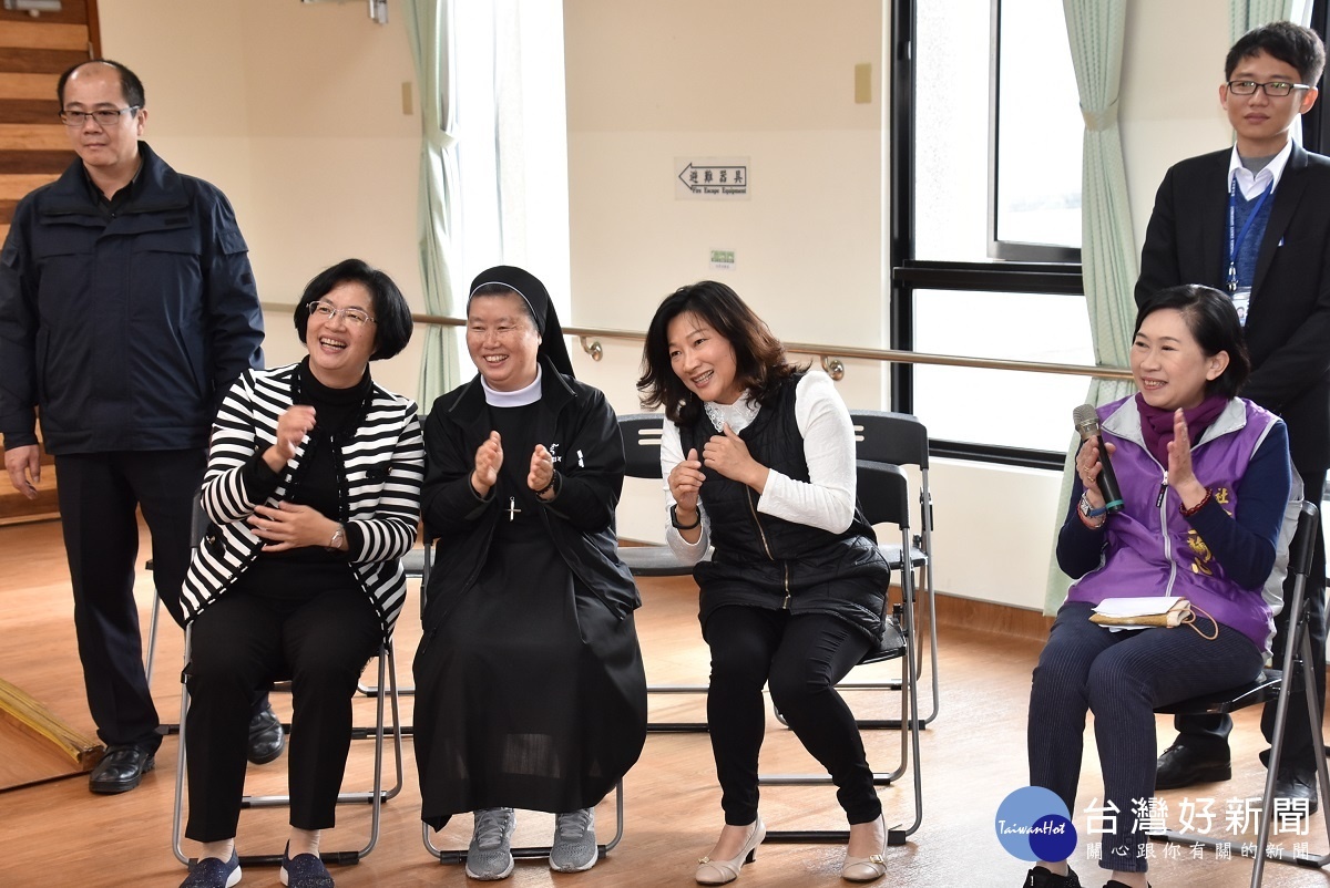 寒冬送愛春節慰問系列活動,縣長王惠美與聖母聖心志工們同樂。