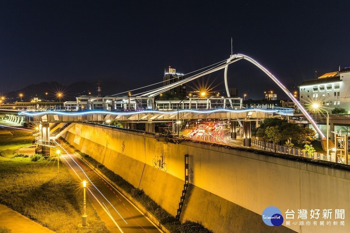 夜晚浪漫的跨堤景觀平台(圖/台北市政府工務局提供)