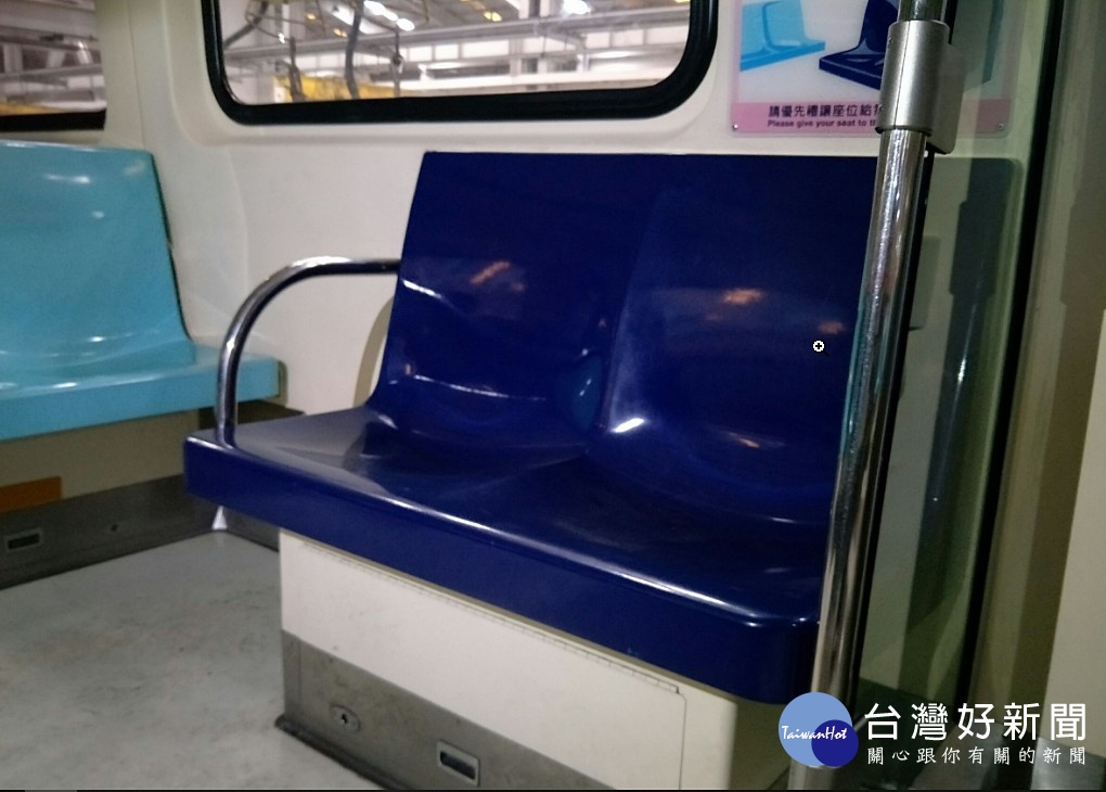台北捷運公司表示，為讓使用博愛座的旅客起身方便，即日起試辦車廂博愛座增設扶手措施，將高運量各路線部份列車的博愛座加裝扶手。（圖／台北大眾捷運股份有限公司）