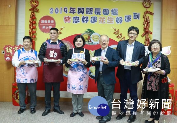 雲林縣長張麗善與縣議員黃凱、家扶主委陳燦勳及顧問許恆慈等,一起把對孩子的愛包進元寶水餃,祝福每個孩子「行行出狀元、好事會發生」。(記者陳昭宗拍攝)