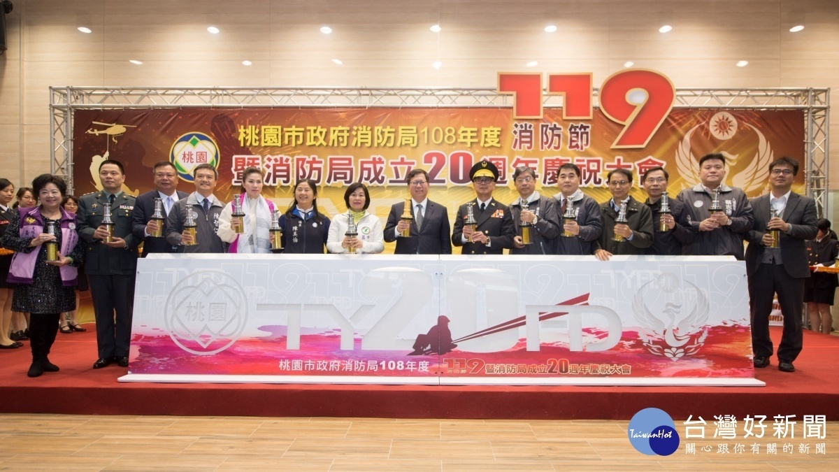 鄭市長表揚消防工作楷模20人、績優義消53人、績優義消防火宣導12人、績優消防志工10人,共95位獲得最佳殊榮