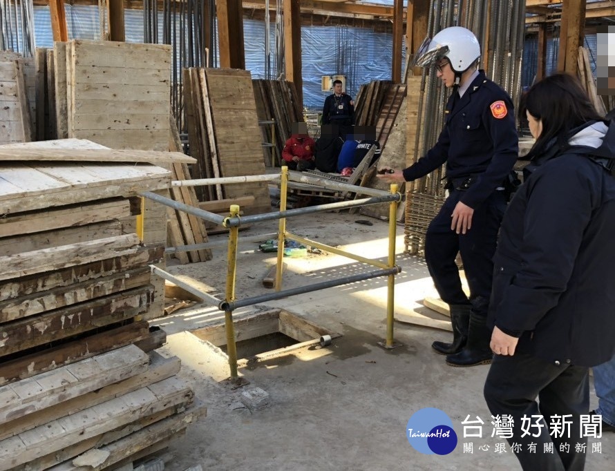警員發現外籍勞工見到警車便神色緊張步入工地,上前盤查一舉查獲6名失聯移工。