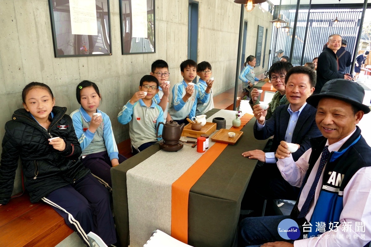 南投縣竹山鎮「遊山茶訪」18日舉行歲末祝福童趣茶會暨工藝之家劉世平壺的創作展。