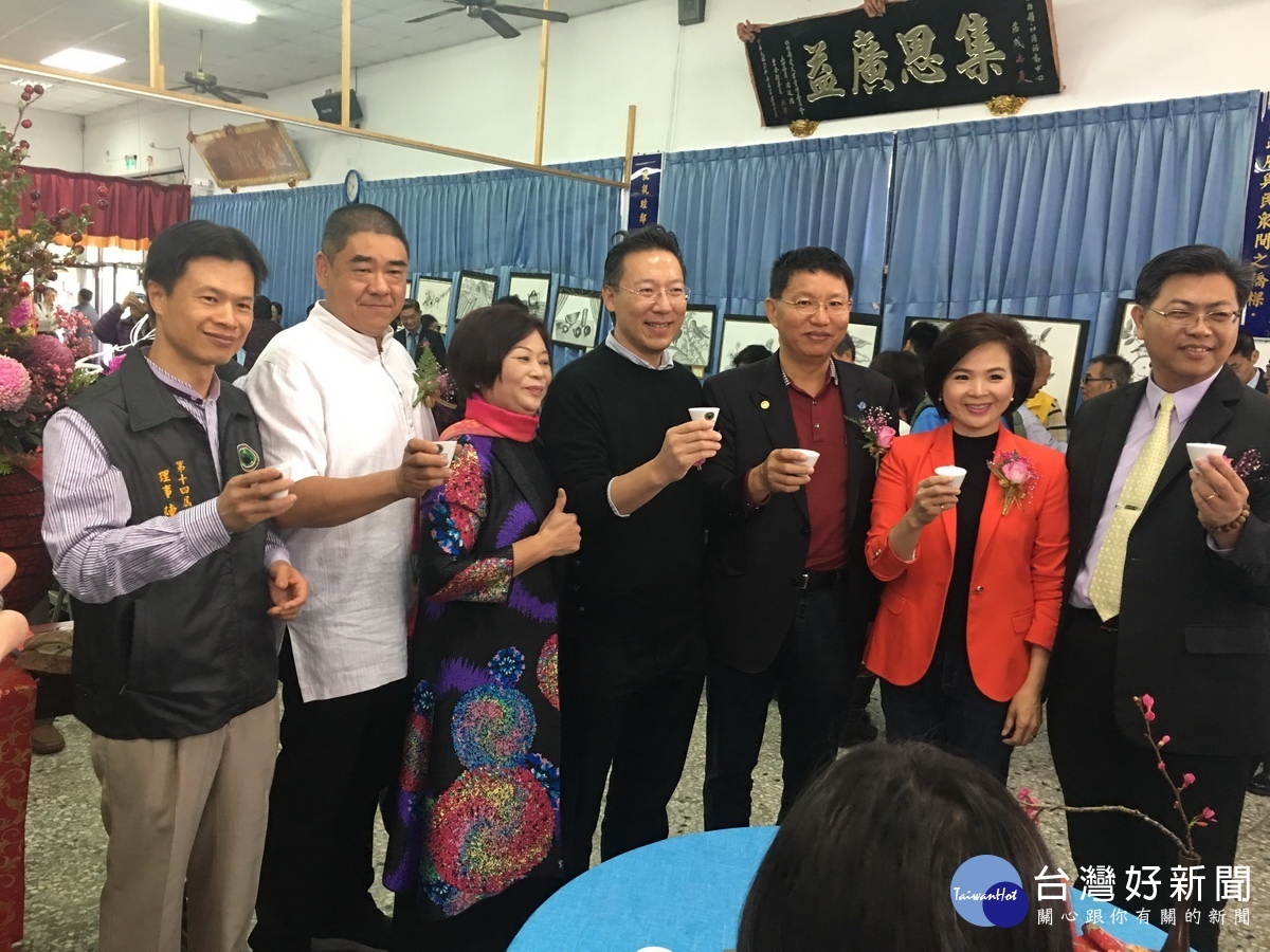 會場中特等茶香四溢大家讚不絕口。(記者扶小萍攝)