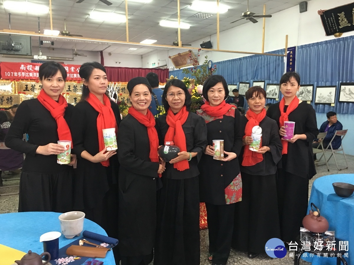 竹山茶道協會茶藝師以各組特等茶請大家品茗。(記者扶小萍攝)