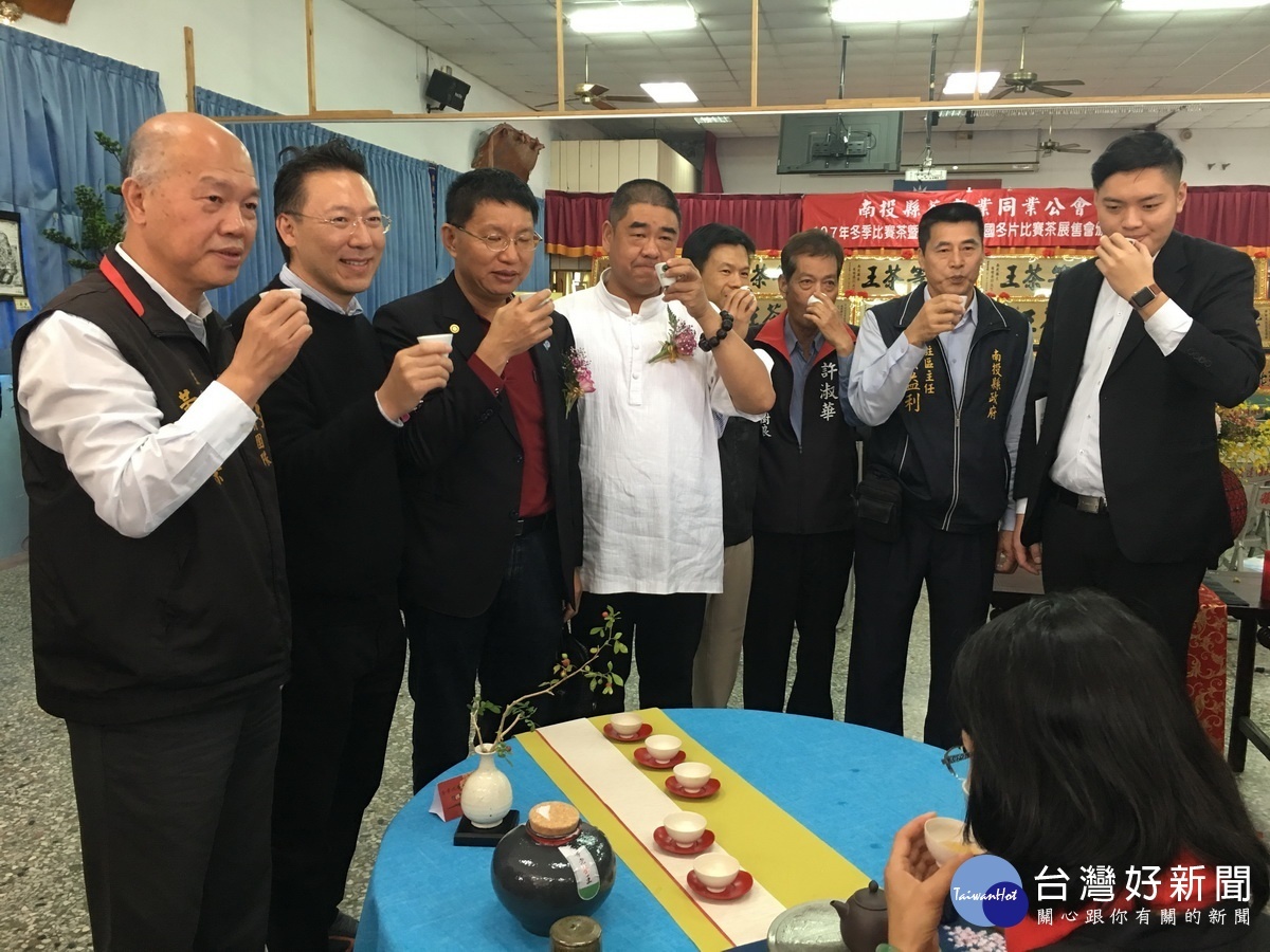 議員各地茶商公會代表等對南投好茶給予很高的評價。(記者扶小萍攝)
