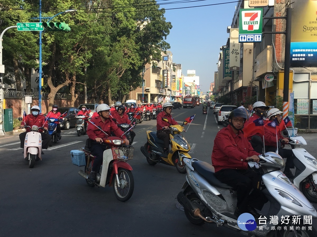 南投縣消防局出動義消鳳凰志工車隊宣導防火。（記者扶小萍攝）