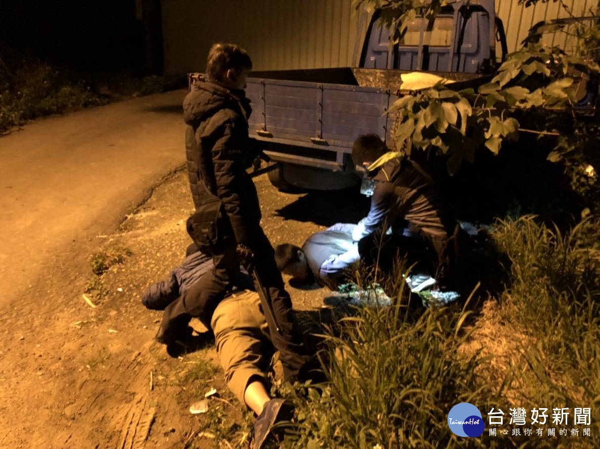 楊梅警方在楊湖路一處靜僻巷內實施埋伏，順利將犯嫌逮捕歸案，偵訊後依竊盜罪嫌移送桃園地檢署偵辦。