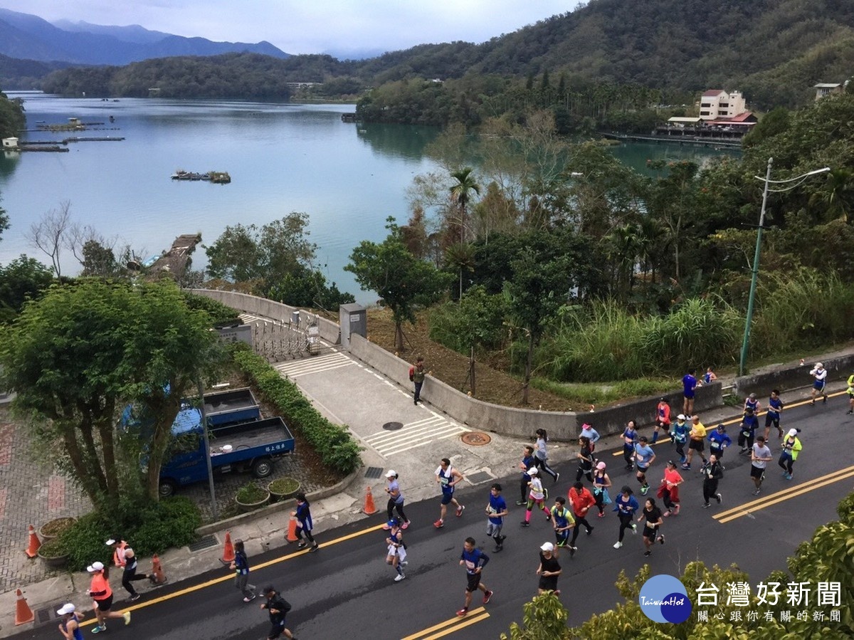 日月潭櫻舞飛揚環湖路跑賽,跑者可飽覽湖中風光。