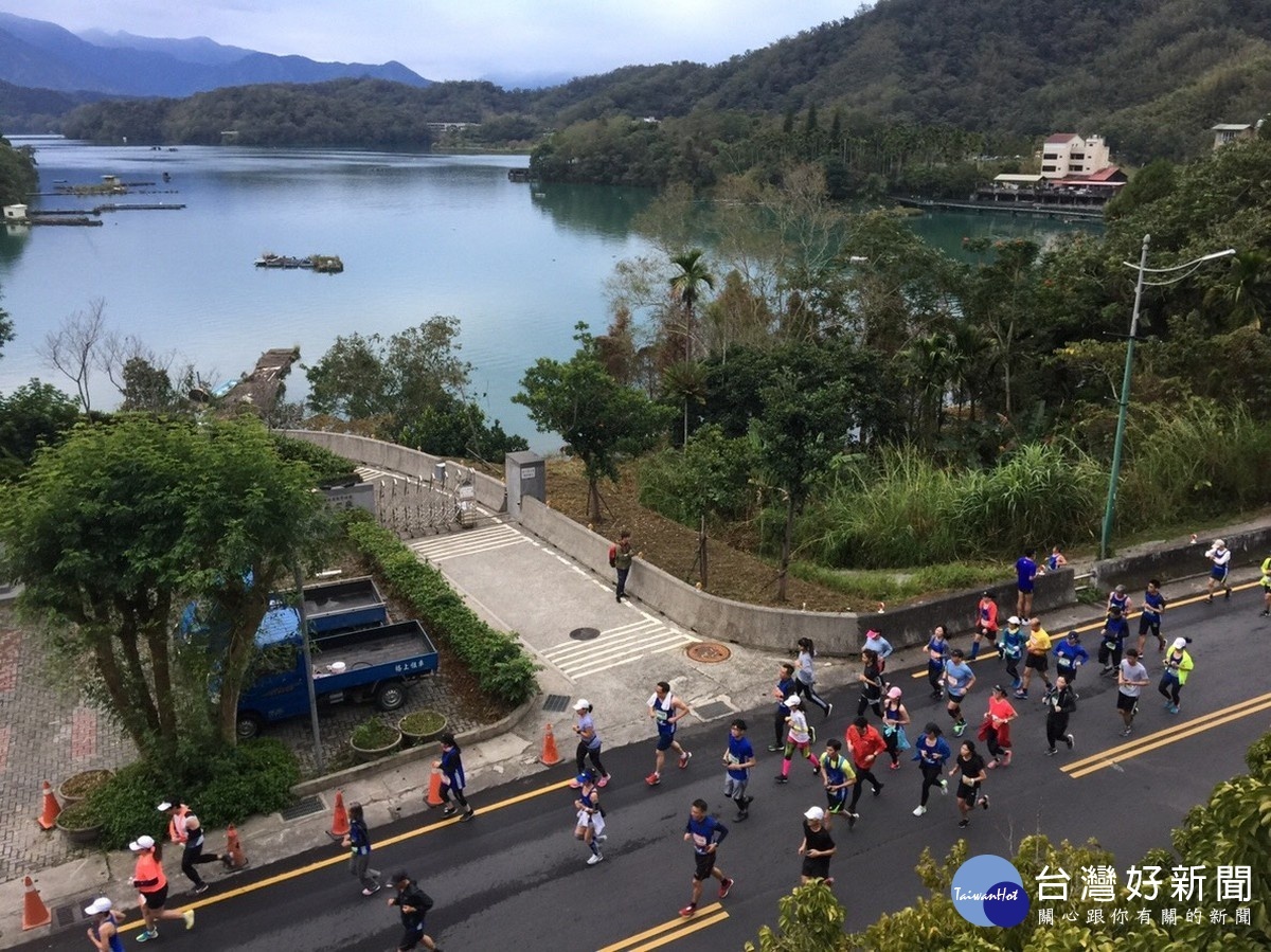 日月潭櫻舞飛揚環湖路跑賽，跑者可飽覽湖中風光。