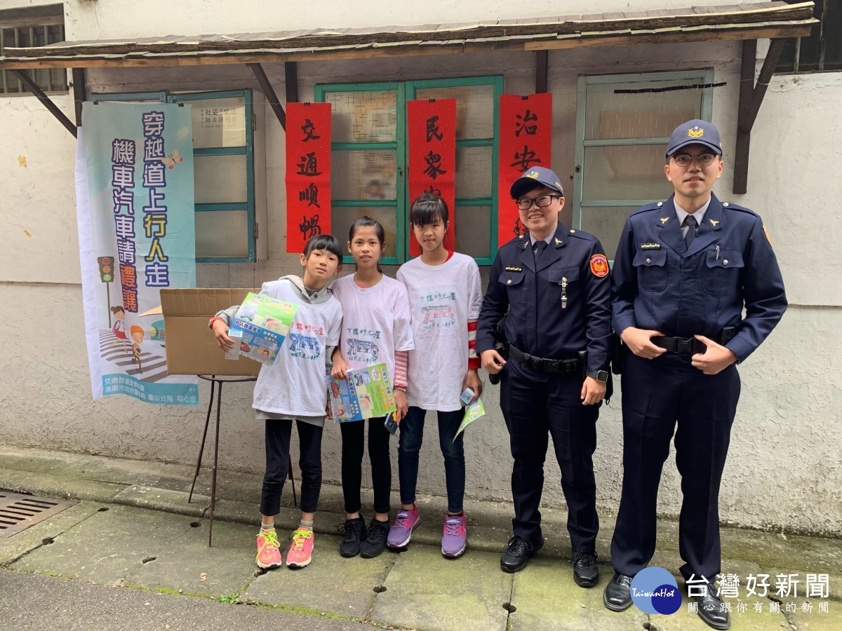 龜山警分局進行犯罪預防及交通安全宣導,並請書法家揮毫「治安平穩、交通順暢、服務安心」等春節期間警察重要工作主軸。