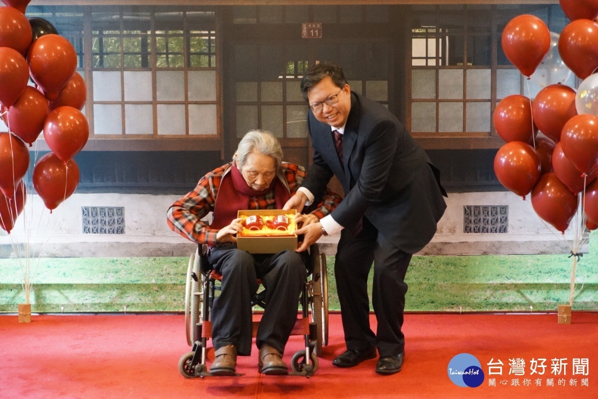 鄭文燦市長致贈平安富貴對杯祝福鍾老95歲生日快樂