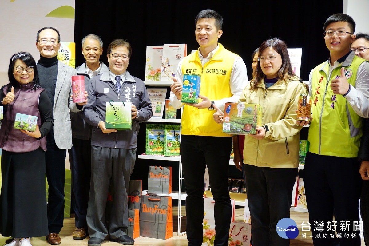 桃園市副市長游建華在「桃園好茶茗香國際」宣傳記者會中，與來賓們共同行銷桃好茶。
