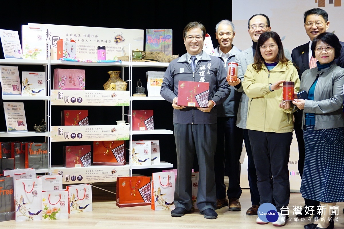 桃園市副市長游建華在「桃園好茶茗香國際」宣傳記者會中，與來賓們共同行銷桃好茶。