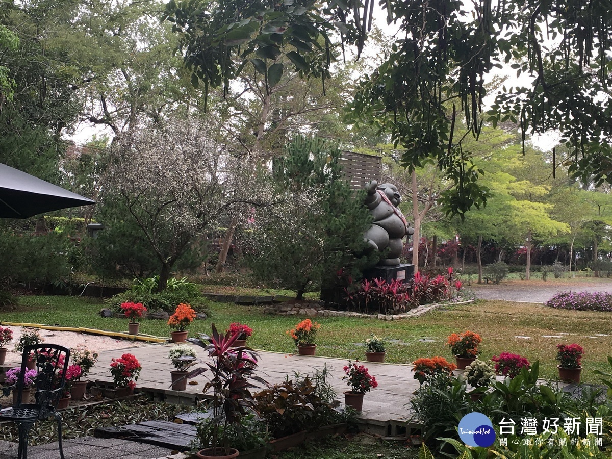 肉品市場經營南投豬樂園梅花已綻放,過年可往參訪。(記者扶小萍攝)
