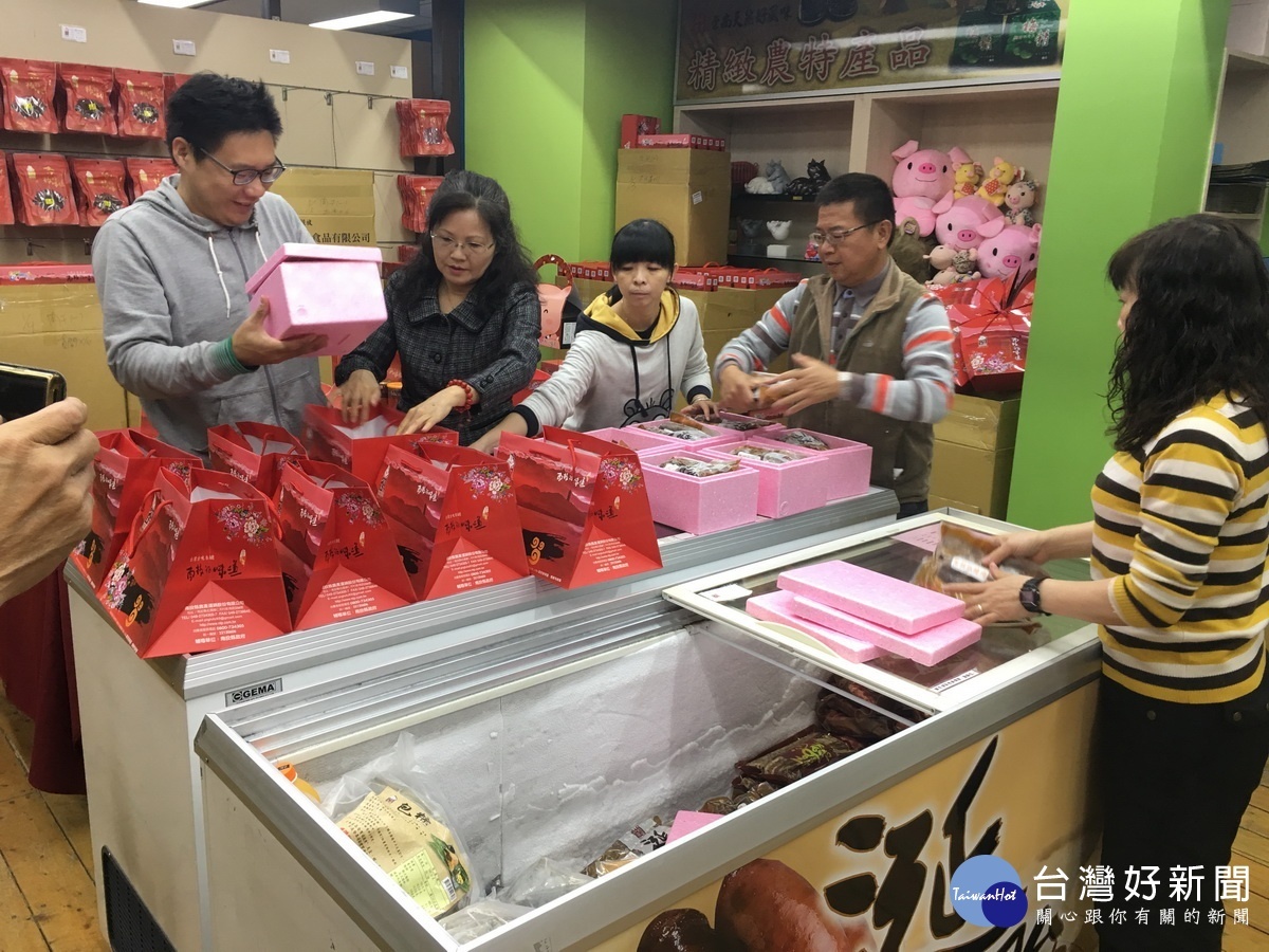 工作人員忙著包裝運出禮盒。(記者扶小萍攝)