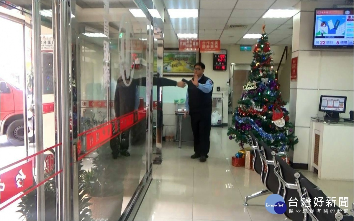 楊梅分局,在台中銀行(楊梅區新農街)進行防搶演練,假歹徒行搶後立即逃逸。
