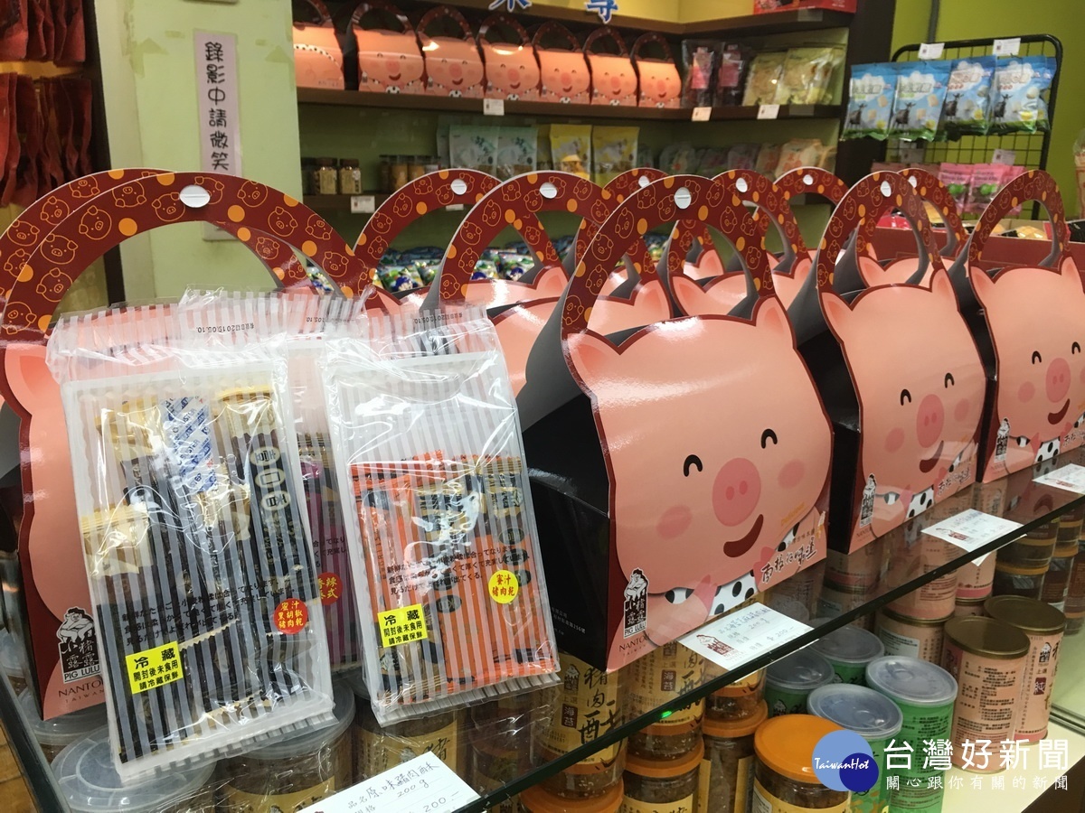 豬年推薦豬事大吉禮盒自用送禮都不錯。(記者扶小萍攝)