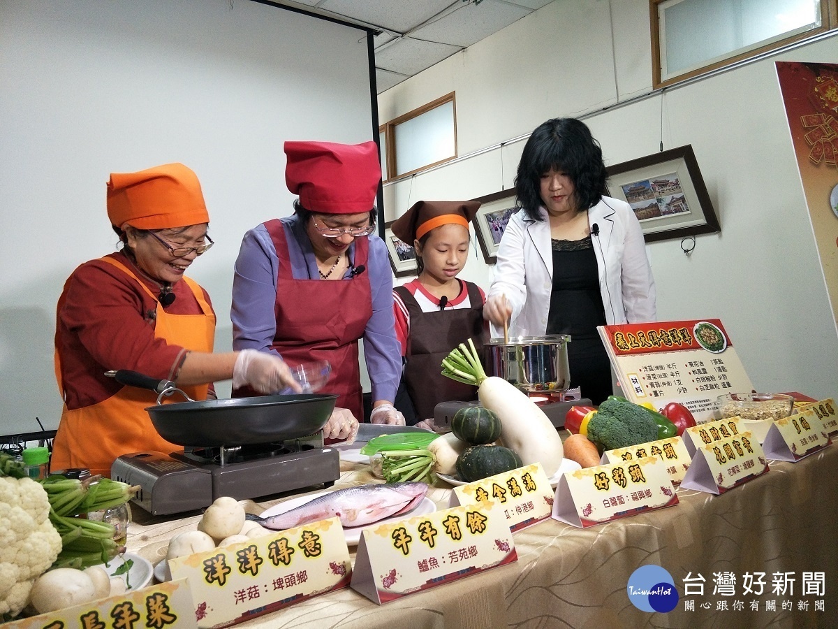 彰化縣長王惠美(中)親手作年菜。左為種子教師郭秀霞阿嬤化身為主廚,還有模範生羅以辰小朋友擔任小助廚。圖/記者鄧富珍攝