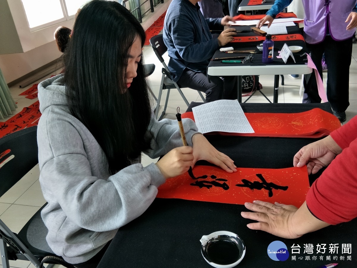 國書法比賽105年高中組第一名得主張佩嫻同學（現為國立政治大學學生）現場揮毫。圖／記者鄧富珍攝