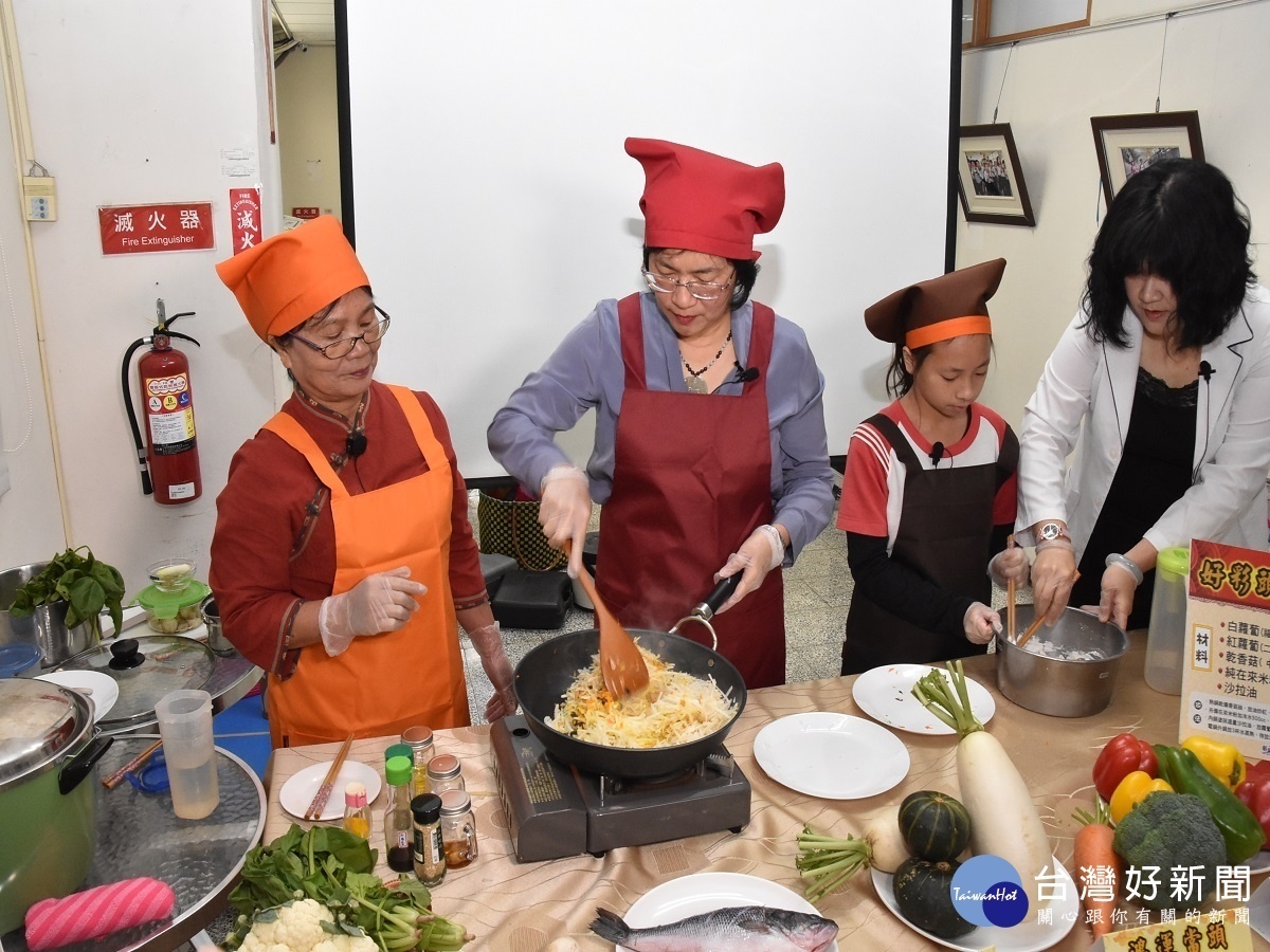 執政接地氣 王惠美直播親手教做健康年菜