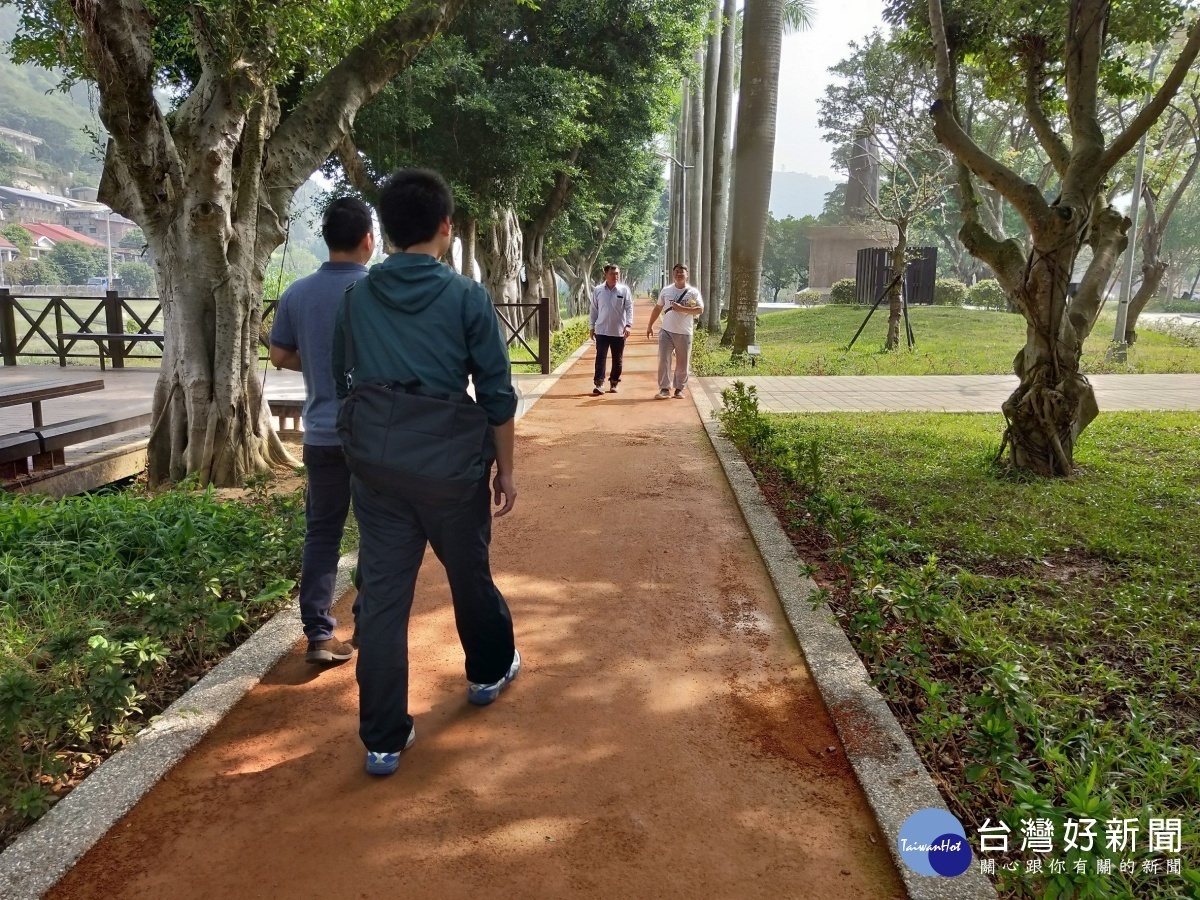 具有溪畔美景、大榕樹遮蔭的五星級紅土跑道（圖／台北市政府公園處提供）