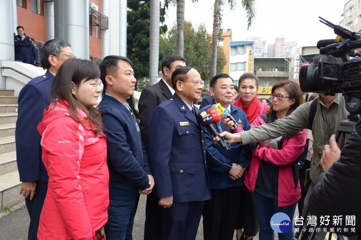 桃園市議會議長邱奕勝及副議長李曉鐘率同各議員,除了向員警拜早年外並表達慰勞之意,藉以鼓舞士氣。