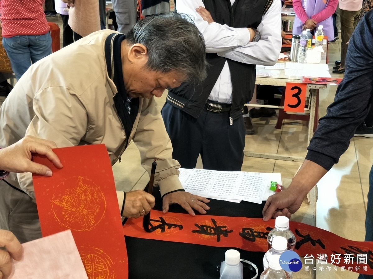 喜迎新年,書法家現場揮毫寫春聯。圖/記者鄧富珍攝