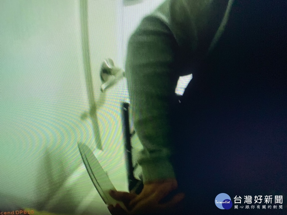 警員分散李女的注意力,大家合力抓住李女並將手中刀子搶下。